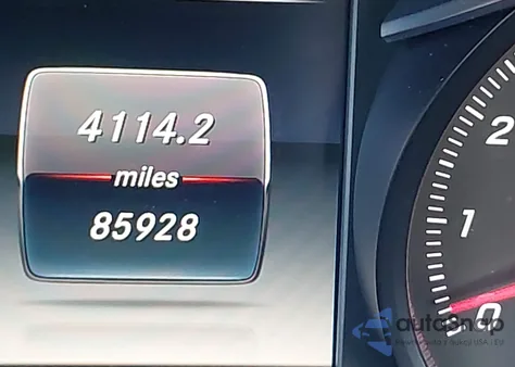 2017 Mercedes-Benz C 300 4Matic z USA, uszkodzony, nr VIN 55SWF4KB3HU187230